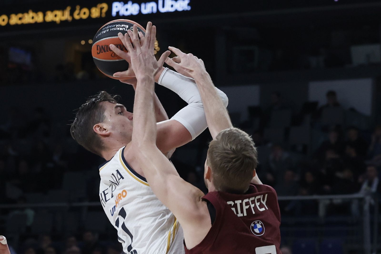 epa11029866 Real Madrid's Mario Hezonja (L) in action against Bayern's Niels Giffey (R) during the Euroleague basketball match between Real Madrid and Bayern Munich at Wizink Center in Madrid, Spain, 14 December 2023.  EPA/JUANJO MARTIN