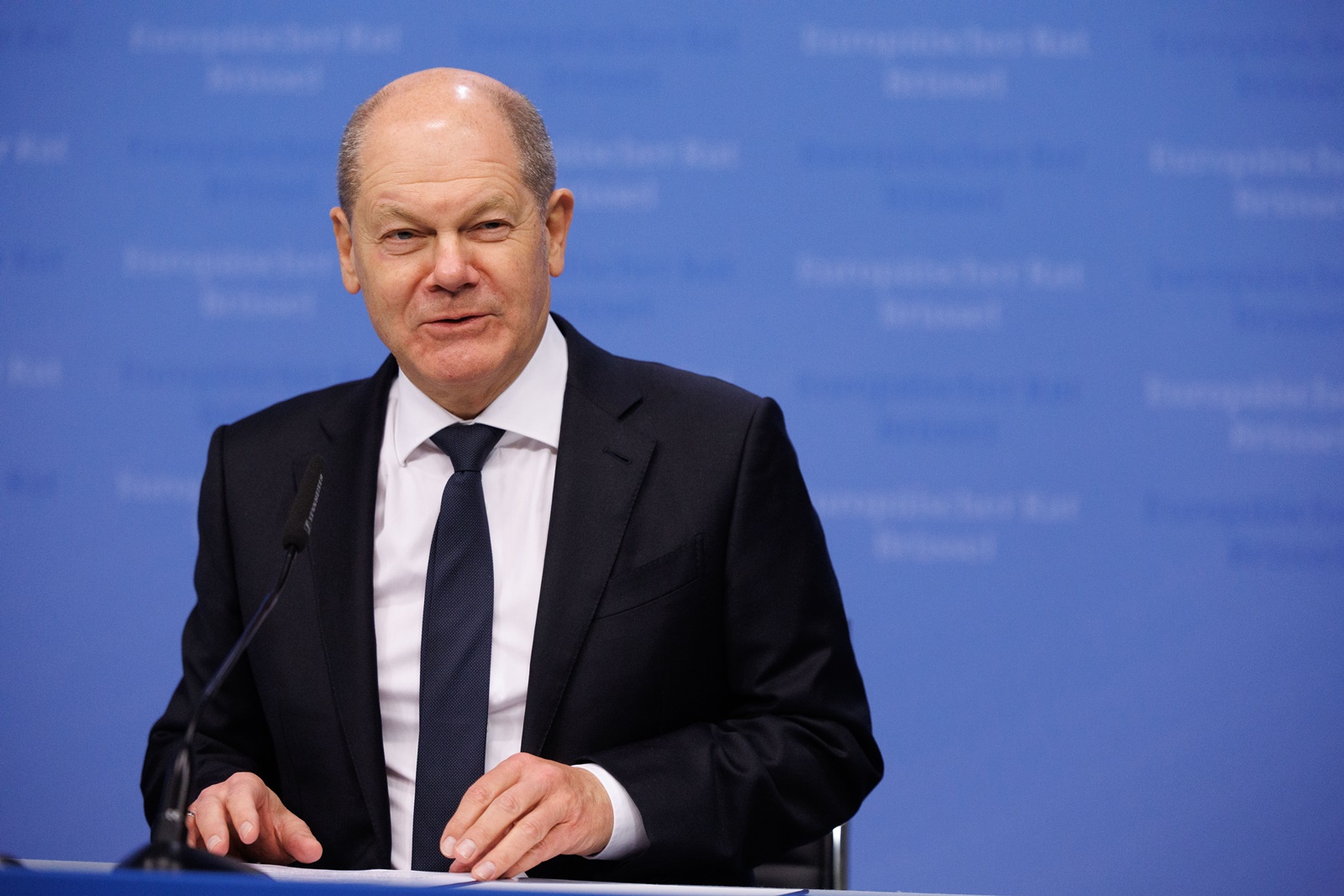 epa11031000 Germany's Federal Chancellor Olaf Scholz speaks to the media at the end of the second day of the European Council in Brussels, Belgium, 15 December 2023. At the second day of the summit, EU leaders took stock of the latest developments in the Middle East, including the immediate security and humanitarian situation in Gaza. The European Council will also discuss how to strengthen security and defence in the EU.  EPA/OLIVIER MATTHYS