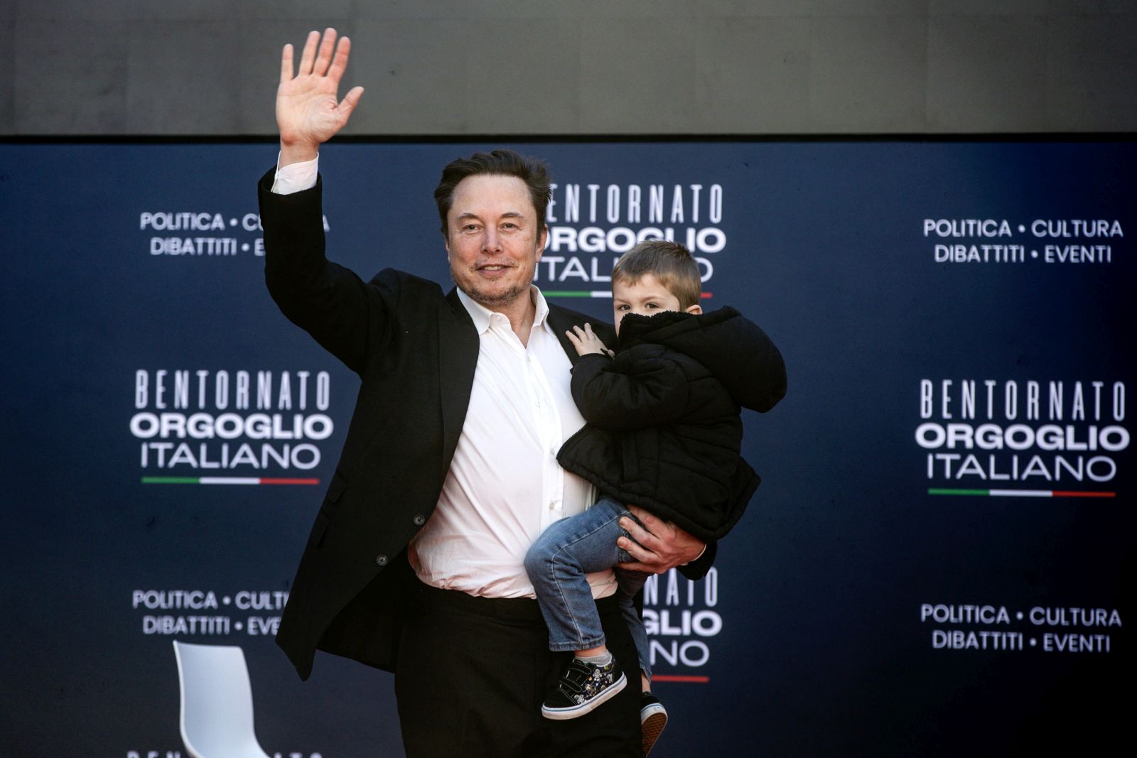 epa11032178 US tech entrepreneur Elon Musk, owner of Tesla, SpaceX and X, waves as he attends the third day of the Atreju 2023 political festival in the gardens of Castel Sant'Angelo, Rome, Italy, 16 December 2023. The Atreju political festival in Rome was organized by Italian Prime Minister Meloni and her right-wing party, Brothers of Italy. The theme of this year's edition is 'Welcome Back Italian Pride' (Bentornato orgoglio italiano).  EPA/ANGELO CARCONI