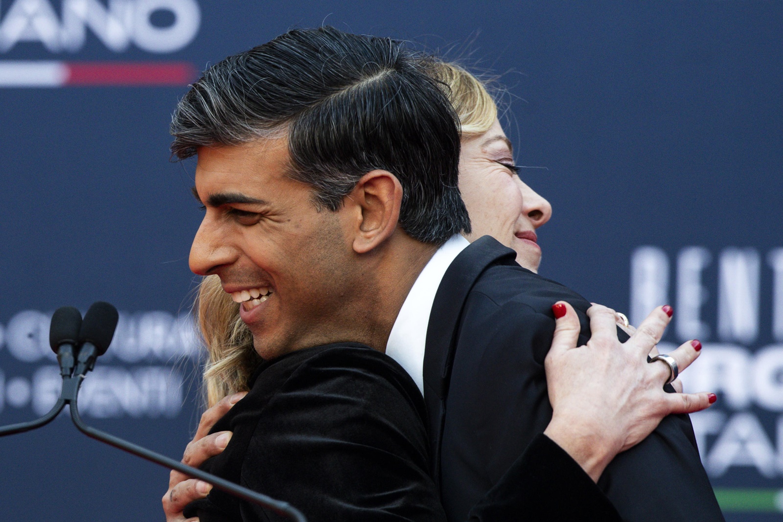epa11032540 Italian Prime Minister Giorgia Meloni hugs British Prime Minister Rishi Sunak during the Atreju 2023 political festival in the gardens of Castel Sant'Angelo in Rome, Italy, 16 December 2023. The Atreju political festival in Rome was organized by Italian Prime Minister Meloni and her right-wing party, Brothers of Italy. The theme of this year's edition is 'Welcome Back Italian Pride' (Bentornato orgoglio italiano).  EPA/ANGELO CARCONI