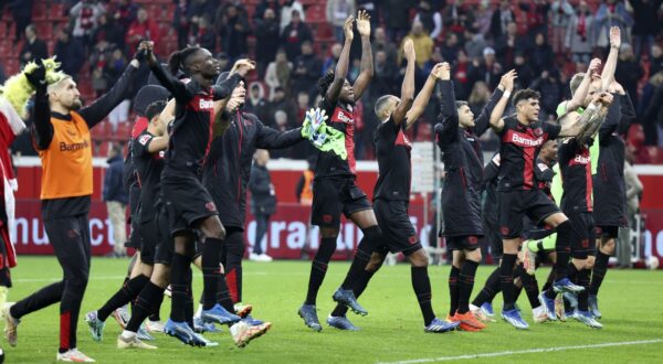 epa11034792 Leverkusen players celebrate with their fans after winning the German Bundesliga soccer match between Bayer 04 Leverkusen and Eintracht Frankfurt in Leverkusen, Germany, 17 December 2023.  EPA/CHRISTOPHER NEUNDORF CONDITIONS - ATTENTION: The DFL regulations prohibit any use of photographs as image sequences and/or quasi-video.