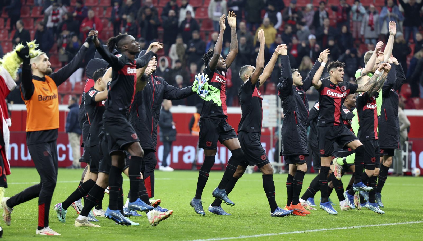 epa11034792 Leverkusen players celebrate with their fans after winning the German Bundesliga soccer match between Bayer 04 Leverkusen and Eintracht Frankfurt in Leverkusen, Germany, 17 December 2023.  EPA/CHRISTOPHER NEUNDORF CONDITIONS - ATTENTION: The DFL regulations prohibit any use of photographs as image sequences and/or quasi-video.