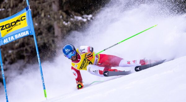epa11035630 Marco Schwarz of Austria in action during the Men's Giant Slalom race of the Alpine Skiing World Cup in Alta Badia, Italy, 18 December 2023.  EPA/ANDREA SOLERO