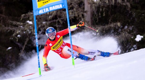 epa11035633 Marco Odermatt of Switzerland in action during the Men's Giant Slalom race of the Alpine Skiing World Cup in Alta Badia, Italy, 18 December 2023.  EPA/ANDREA SOLERO