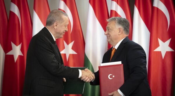 epa11036209 A handout photo made available by the Hungarian Prime Minister's Office shows Hungarian Prime Minister Viktor Orban (R) and Turkish President Recep Tayyip Erdogan (L) shake hands after the signing of a cooperation agreement in Orban's office, the former Carmelite Monastery, in Budapest, Hungary, 18 December 2023.  EPA/VIVIEN CHER BENKO / HUNGARIAN PM OFFICE / HANDOUT HANDOUT     HANDOUT EDITORIAL USE ONLY/NO SALES HANDOUT EDITORIAL USE ONLY/NO SALES