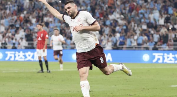 epa11037596 Mateo Kovacic of Manchester City celebrates after scoring the 0-2 goal during the FIFA Club World Cup 2023 semi final match beween Urawa Reds and Manchester City in Jeddah, Saudi Arabia, 19 December 2023.  EPA/ALI HAIDER