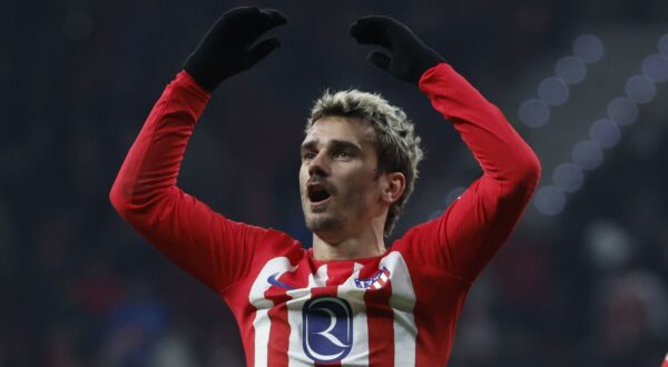 epa11037797 Atletico Madrid's forward Antoine Griezmann celebrates after scoring the 1-0 goal during the Spanish LaLiga soccer match between Atletico Madrid and Getafe, in Madrid, Spain, 19 December 2023.  EPA/JUANJO MARTIN