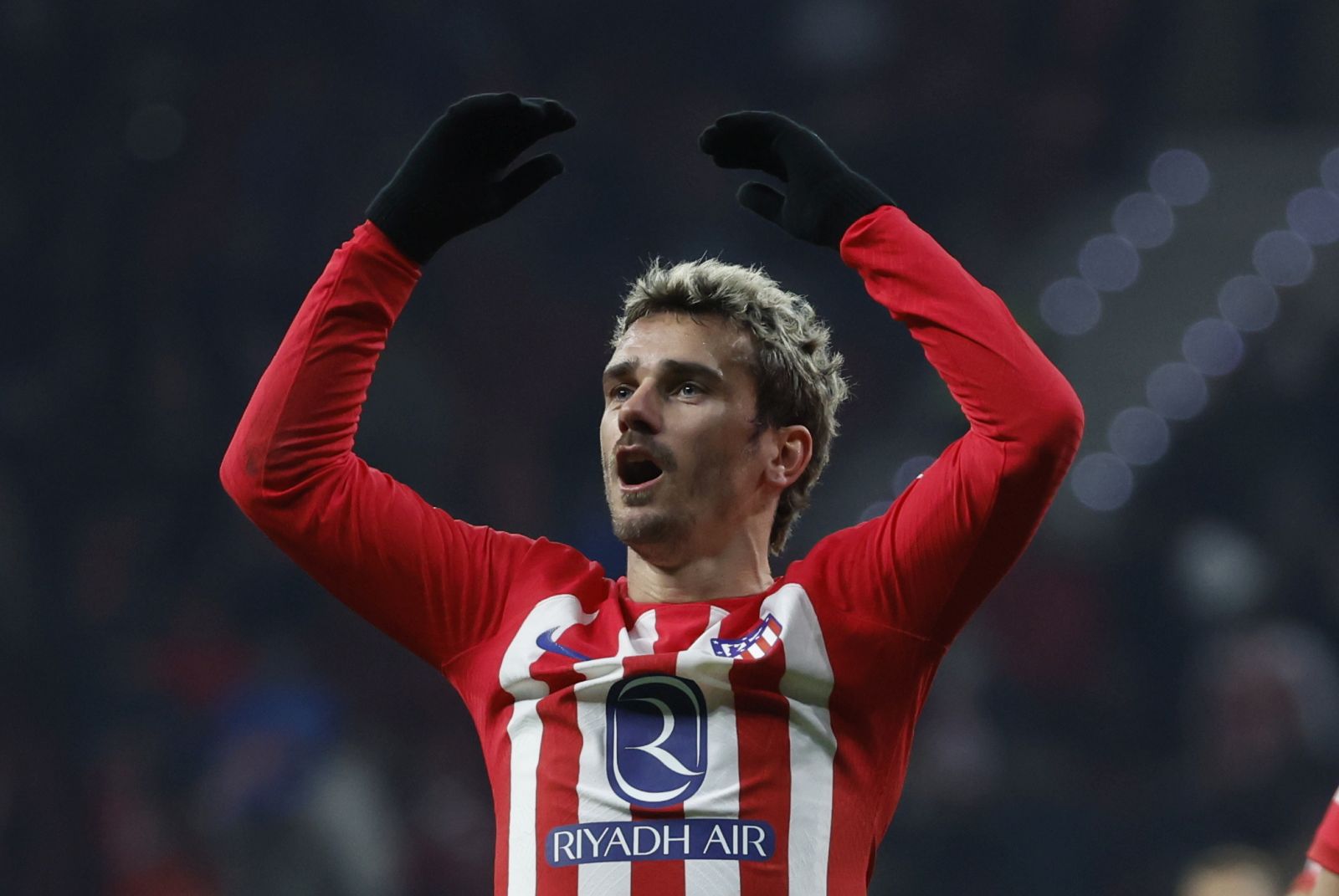 epa11037797 Atletico Madrid's forward Antoine Griezmann celebrates after scoring the 1-0 goal during the Spanish LaLiga soccer match between Atletico Madrid and Getafe, in Madrid, Spain, 19 December 2023.  EPA/JUANJO MARTIN