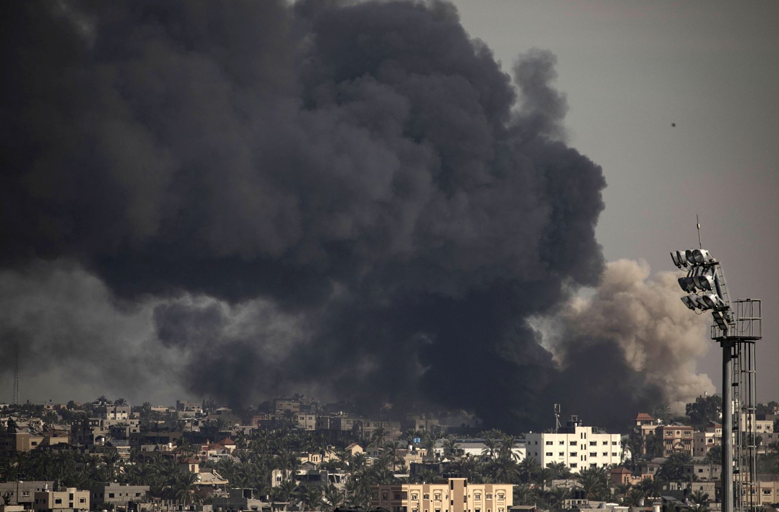epa11038394 Smoke rises following Israeli air strikes in Khan Yunis, southern Gaza Strip, 20 December 2023. Israeli forces resumed military strikes on Gaza after a week-long truce expired on 01 December. More than 18,000 Palestinians and at least 1,200 Israelis have been killed, according to the Palestinian Health Ministry and the Israel Defense Forces (IDF), since Hamas militants launched an attack against Israel from the Gaza Strip on 07 October, and the Israeli operations in Gaza and the West Bank which followed it.  EPA/HAITHAM IMAD