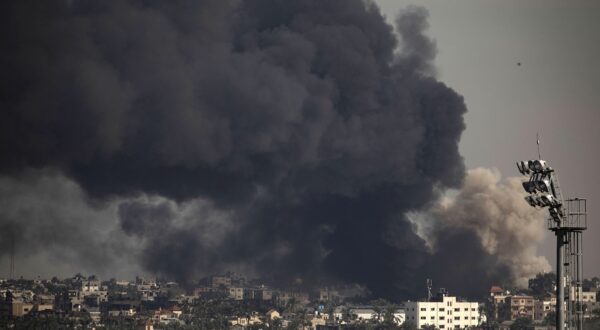 epa11038394 Smoke rises following Israeli air strikes in Khan Yunis, southern Gaza Strip, 20 December 2023. Israeli forces resumed military strikes on Gaza after a week-long truce expired on 01 December. More than 18,000 Palestinians and at least 1,200 Israelis have been killed, according to the Palestinian Health Ministry and the Israel Defense Forces (IDF), since Hamas militants launched an attack against Israel from the Gaza Strip on 07 October, and the Israeli operations in Gaza and the West Bank which followed it.  EPA/HAITHAM IMAD