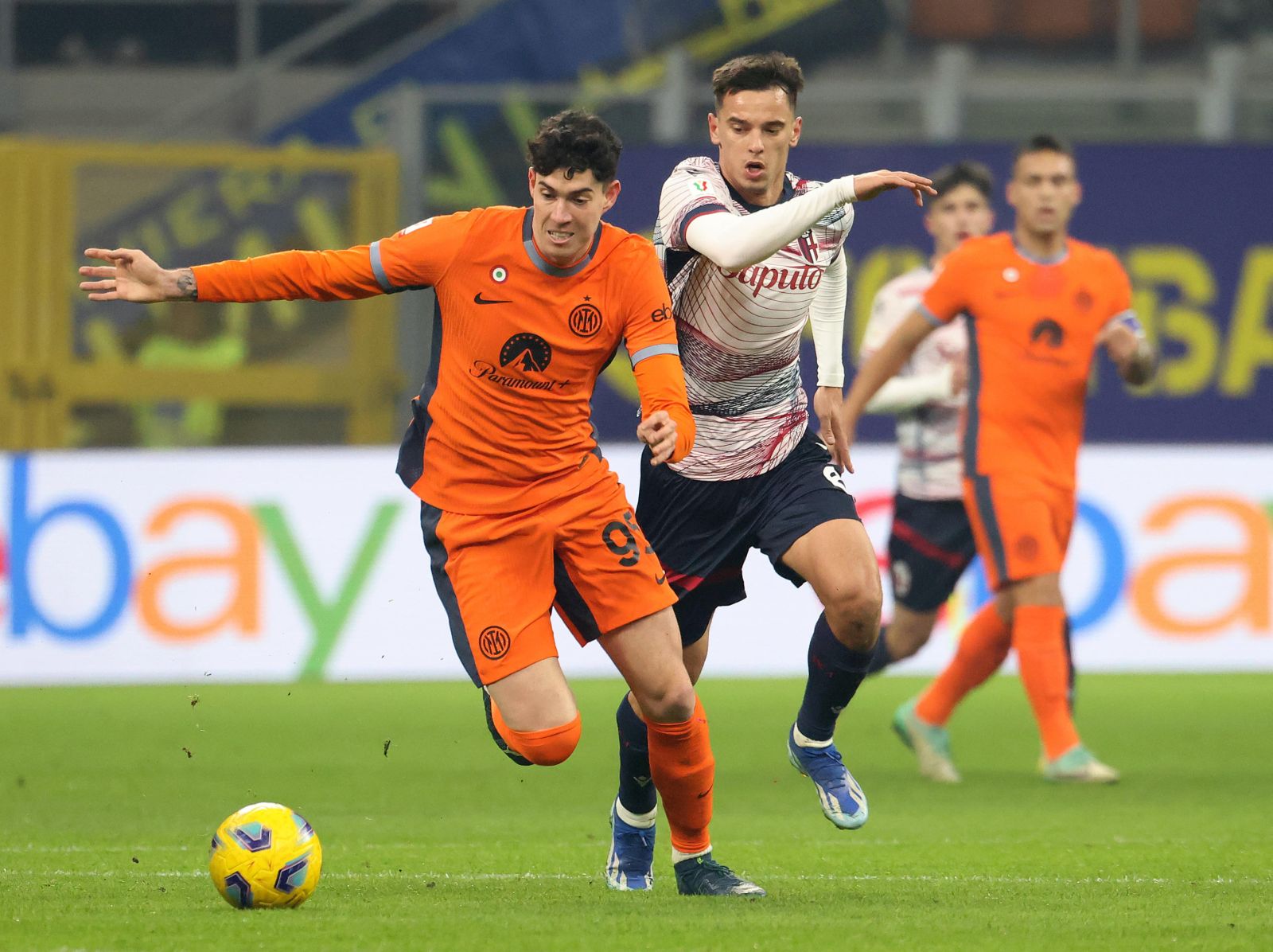 epa11039173 Inter Milan's Alessandro Bastoni (L) in action against Bologna’s Nikola Moro during the Coppa Italia round of 16 soccer match between FC Inter and Bologna FC, in Milan, Italy, 20 December 2023.  EPA/MATTEO BAZZI