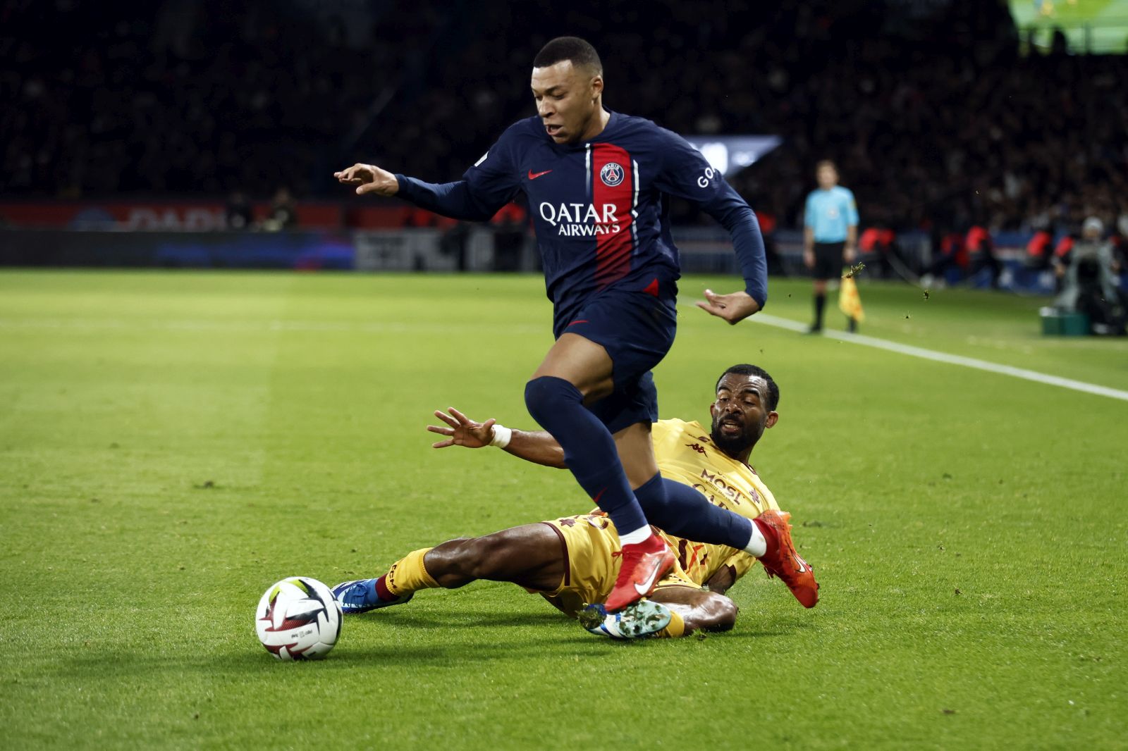 epa11039244 Paris Saint Germain's Kylian Mbappe (L) and Metz's Habib Maiga (R) in action during the French Ligue 1 soccer match between PSG and FC Metz in Paris, France, 20 December 2023.  EPA/YOAN VALAT