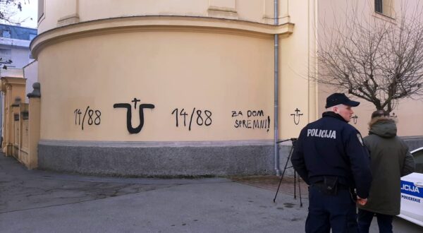 Bjelovar, 21.12.2023. -  U petak ujutro na crkvi Svete Trojice u centru grada osvanuli su ustaški i nacistički grafiti. Nepoznati počinitelji na nedavno obnovljeno pročelje crkve nacrtali su „ušato” slovo U, natpis „Za dom spremni” i 14/88, kombinaciju brojeva koja je u širokoj uporabi među neonacistima. Očevid je u tijeku, a incident je komentirao i gradonačelnik Dario Hrebak. foto HINA/ Igor KOKORUŠ/ ik