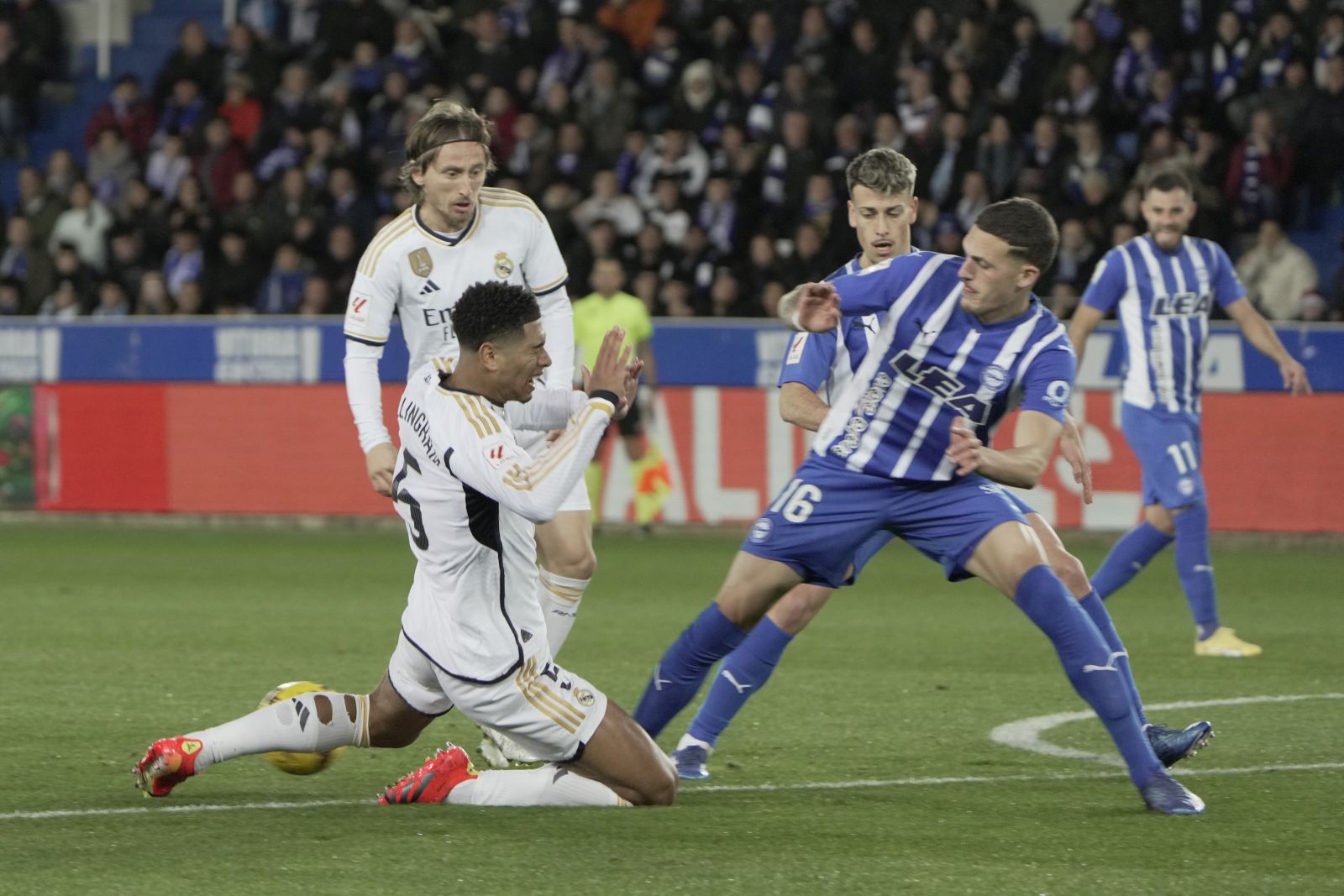 epa11040318 Deportivo Alaves' Rafa Marin (R) fights for the ball with Real Madrid's Jude Bellingham (L), during the LaLiga soccer match between Deportivo Alaves and Real Madrid, in Vitoria, Basque Country, Spain, 21 December 2023.  EPA/L. Rico