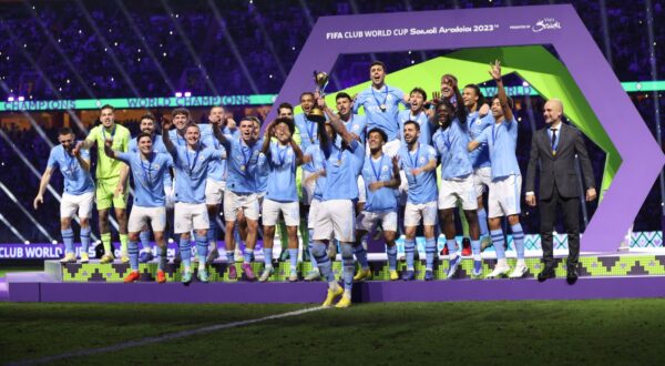 epa11041429 Player of Manchester City celebrate with the trophy after winning the FIFA Club World Cup 2023 final match beween Manchester City and Fluminense FC in Jeddah, Saudi Arabia, 22 December 2023.  EPA/ALI HAIDER