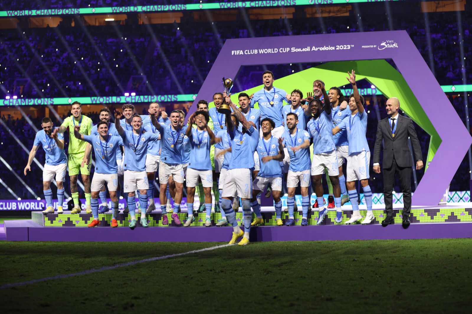 epa11041429 Player of Manchester City celebrate with the trophy after winning the FIFA Club World Cup 2023 final match beween Manchester City and Fluminense FC in Jeddah, Saudi Arabia, 22 December 2023.  EPA/ALI HAIDER