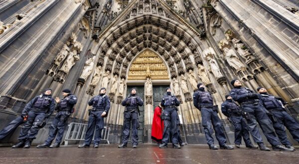 epa11042849 Police officers guard at the Cathedral in Cologne, Germany, 24 December 2023. According to the police, security measures at Cologne Cathedral were increased due to indications of a possible attack plan by an Islamist group. The group could possibly have a connection to the Islamic State Province of Khorasan (ISPK) terrorist group.  EPA/CHRISTOPHER NEUNDORF