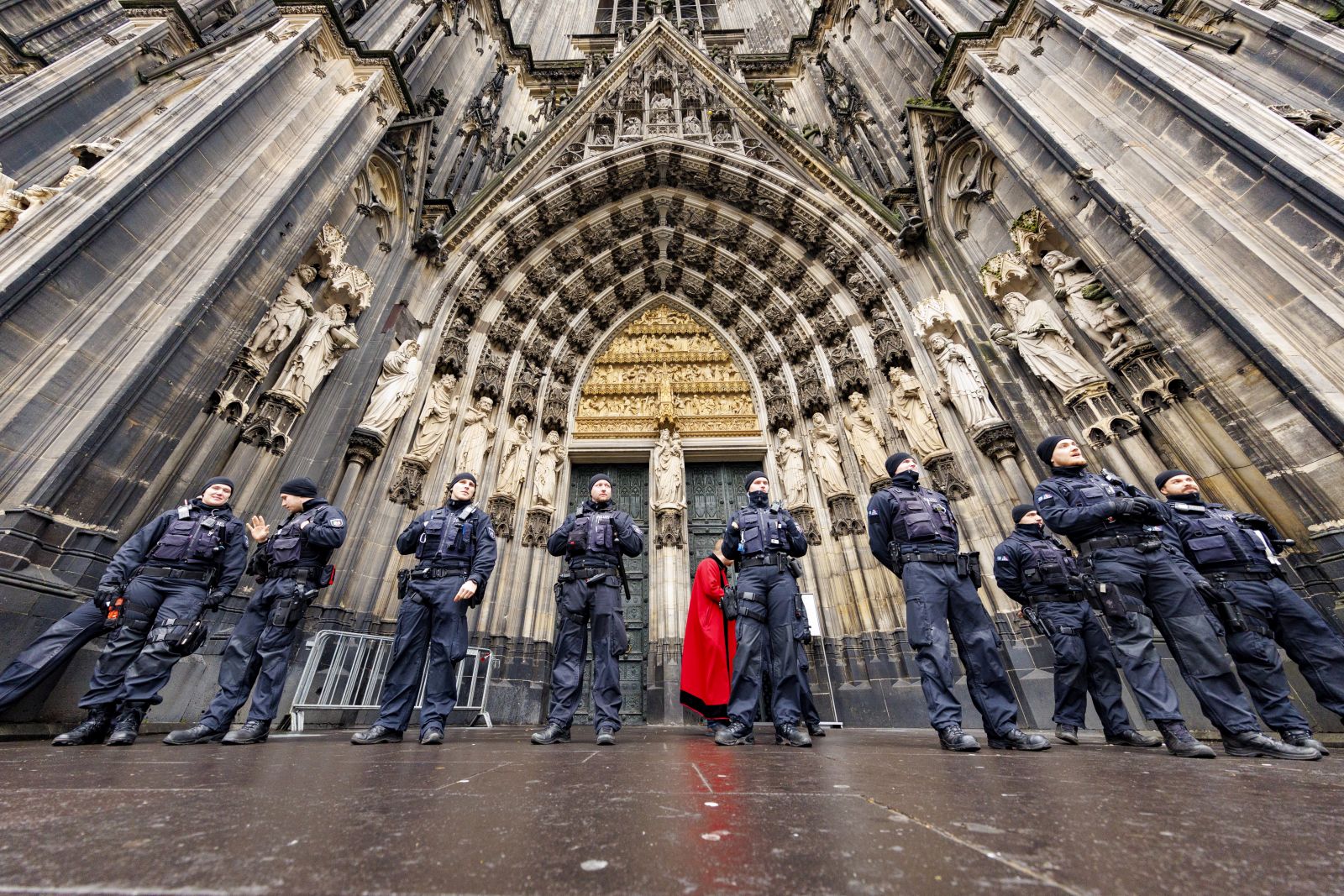 epa11042849 Police officers guard at the Cathedral in Cologne, Germany, 24 December 2023. According to the police, security measures at Cologne Cathedral were increased due to indications of a possible attack plan by an Islamist group. The group could possibly have a connection to the Islamic State Province of Khorasan (ISPK) terrorist group.  EPA/CHRISTOPHER NEUNDORF
