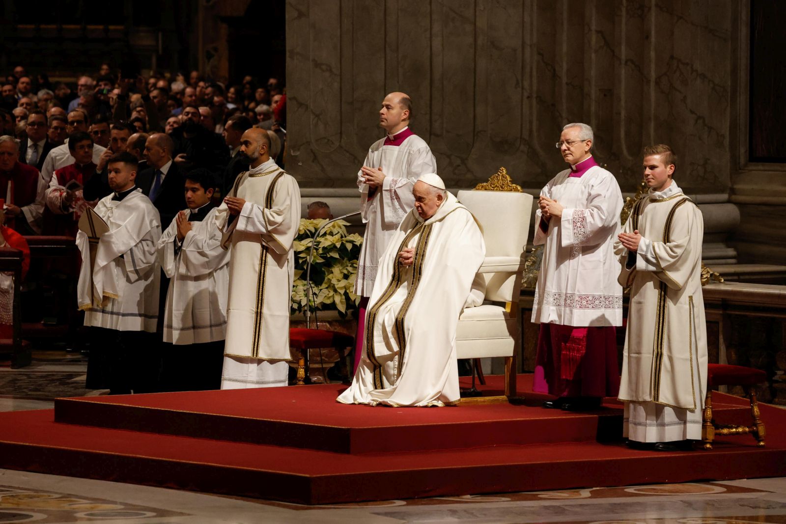 epa11043265 Pope Francis (C) leads the Midnight Christmas mass on the Solemnity of the Nativity of the Lord in Saint Peter's Basilica at the Vatican, 24 December 2023.  EPA/GIUSEPPE LAMI