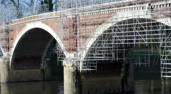 01.12.2023., Sisak - U sklopu obnove Starog mosta zapocelo se s ciscenjem opeke, od koje je sagradjen, metodom pjeskarenja.
 Photo: Nikola Cutuk/PIXSELL