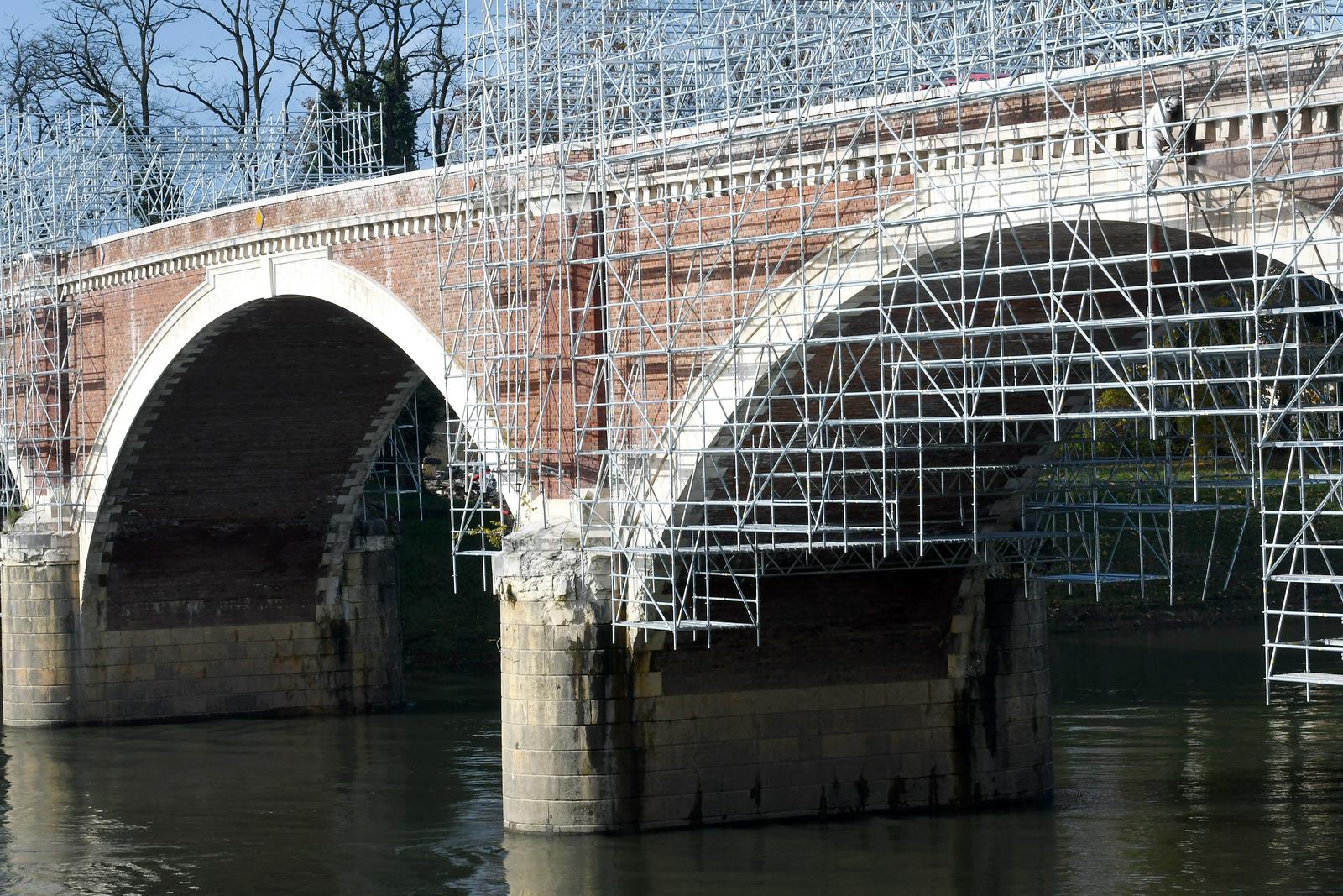 01.12.2023., Sisak - U sklopu obnove Starog mosta zapocelo se s ciscenjem opeke, od koje je sagradjen, metodom pjeskarenja.
 Photo: Nikola Cutuk/PIXSELL