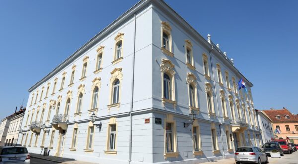 03.04.2020., Karlovac - U sklopu energetske obnove na zgradi gradske uprave postavljena je nova fasada. Photo: Kristina Stedul Fabac/PIXSELL