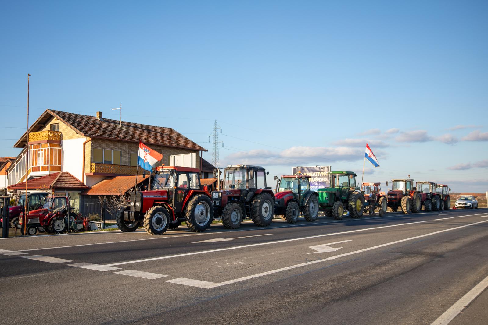 03.12.2023., Lipovac - Na novom punktu u Gradistu prosvjednici su traktorima djelomicno blokirali cestu Photo: Borna jaksic/PIXSELL