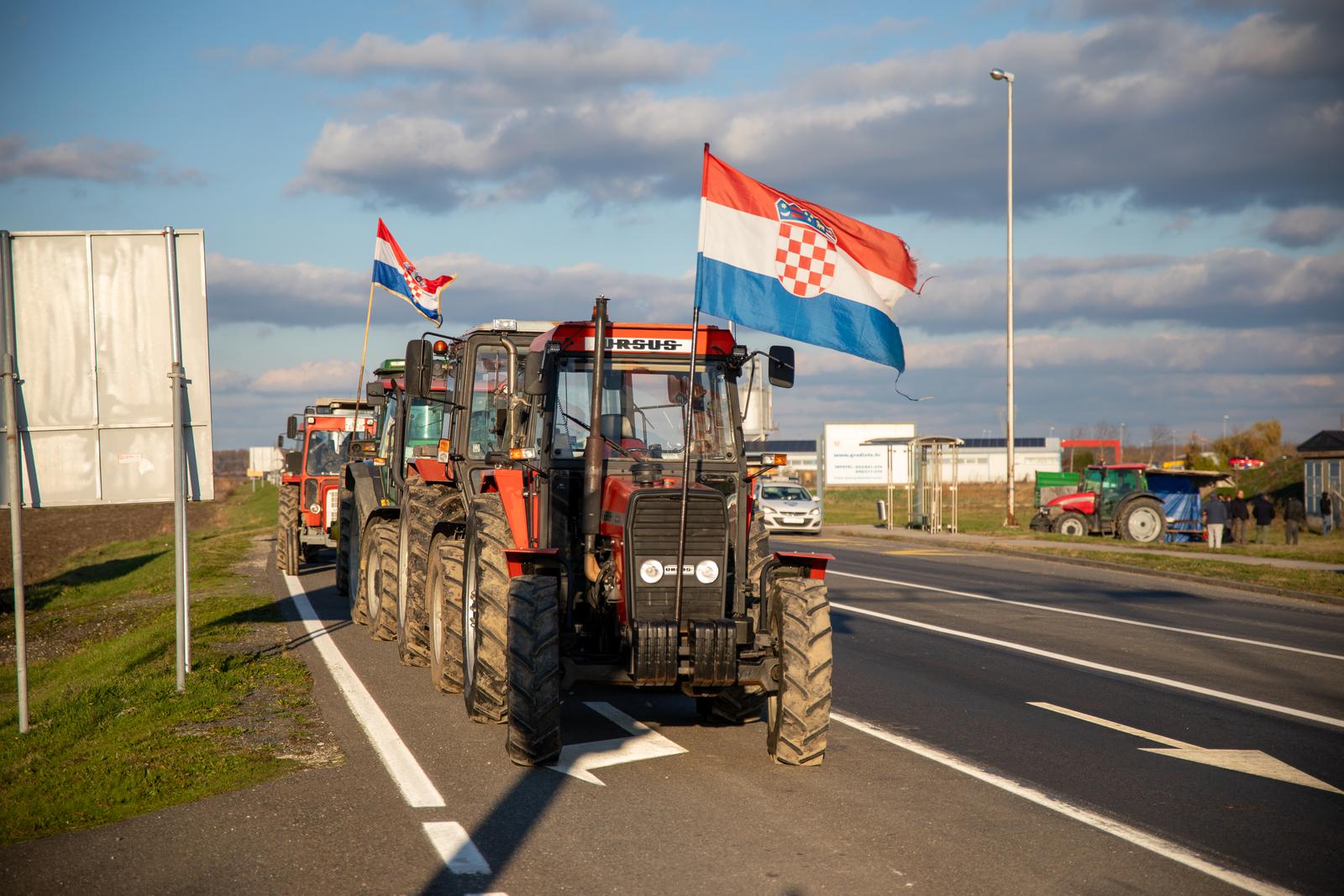 03.12.2023., Lipovac - Na novom punktu u Gradistu prosvjednici su traktorima djelomicno blokirali cestu Photo: Borna jaksic/PIXSELL