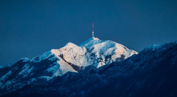 09.12.2023., Sestanovac, Pogled sa A1 na snijezne vrhove planine Biokovo i najveci vrh Sv. Jure. Photo: Zvonimir Barisin/PIXSELL