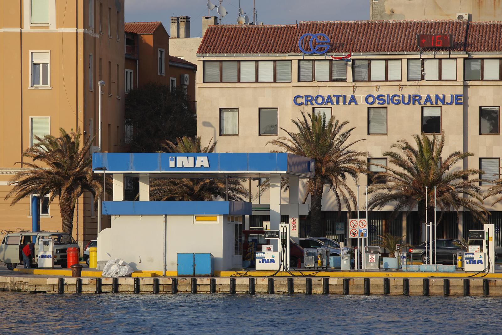 19.03.2012., Zadar - Inina benzinska postaja na Branimirovoj obali gorivom opskrbljuje i ribarske brodove.rPhoto: Filip Brala/PIXSELL