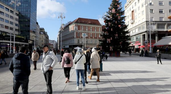 12.12.2022., Zagreb - Nakon (pre)dugog razdoblja oblaka i kise u Zagrebu je konacno zasjalo sunce i izvuklo ljude na ulice i trgove. Photo: Patrik Macek/PIXSELL
