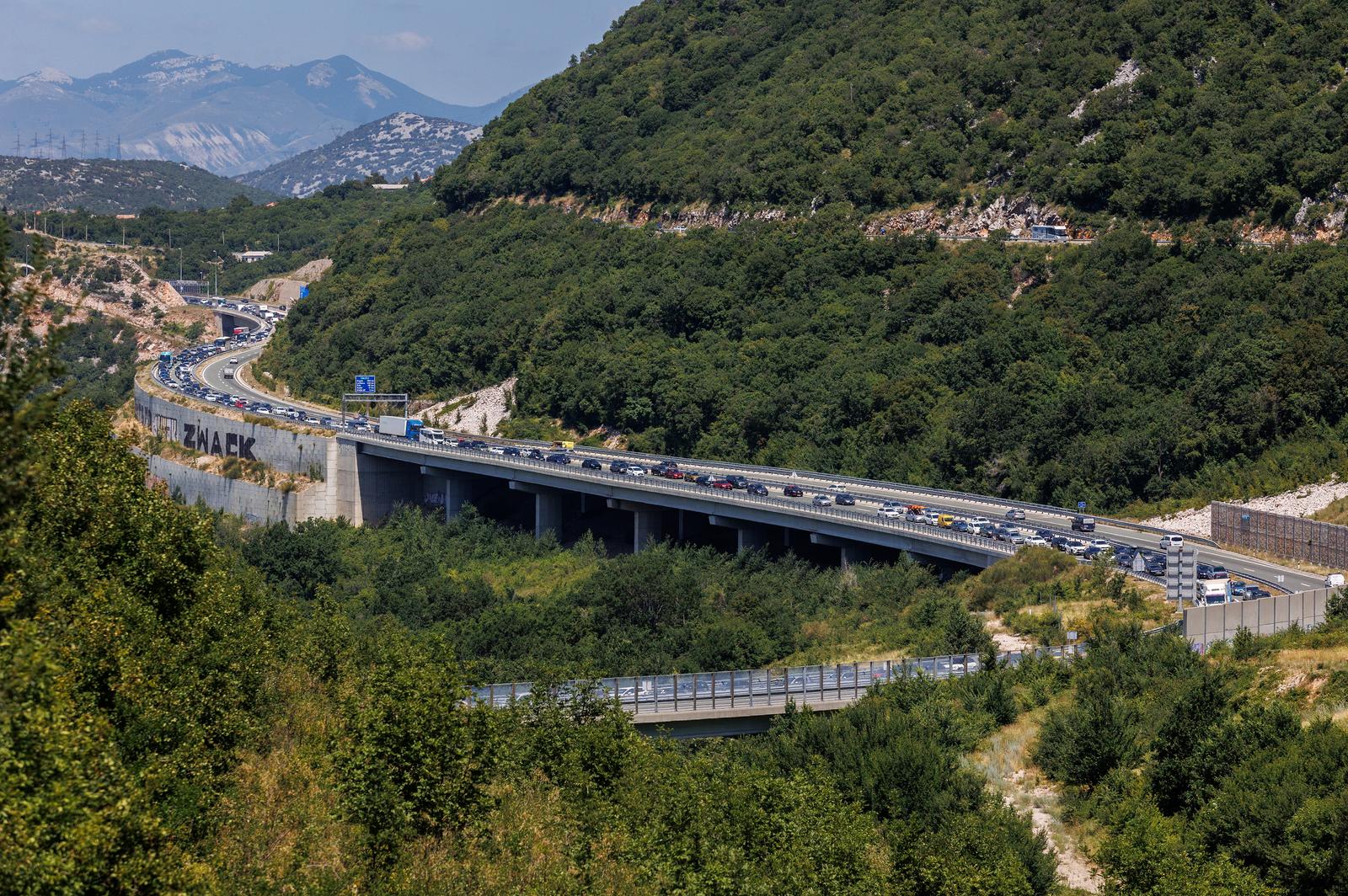 15.07.2023.., Rijeka - Kolona vozila na autocesti A7 izmedu tunela BURLICA i cvora SMRIKA u smjeru mosta Krk. Vozi se uz ogranicenje brzine 40 km/h. Kolona vozila proteze se oko 3 km. Smjer Crikvenica, Novi Vinodolski Krcki most. Photo: Nel Pavletic/PIXSELL