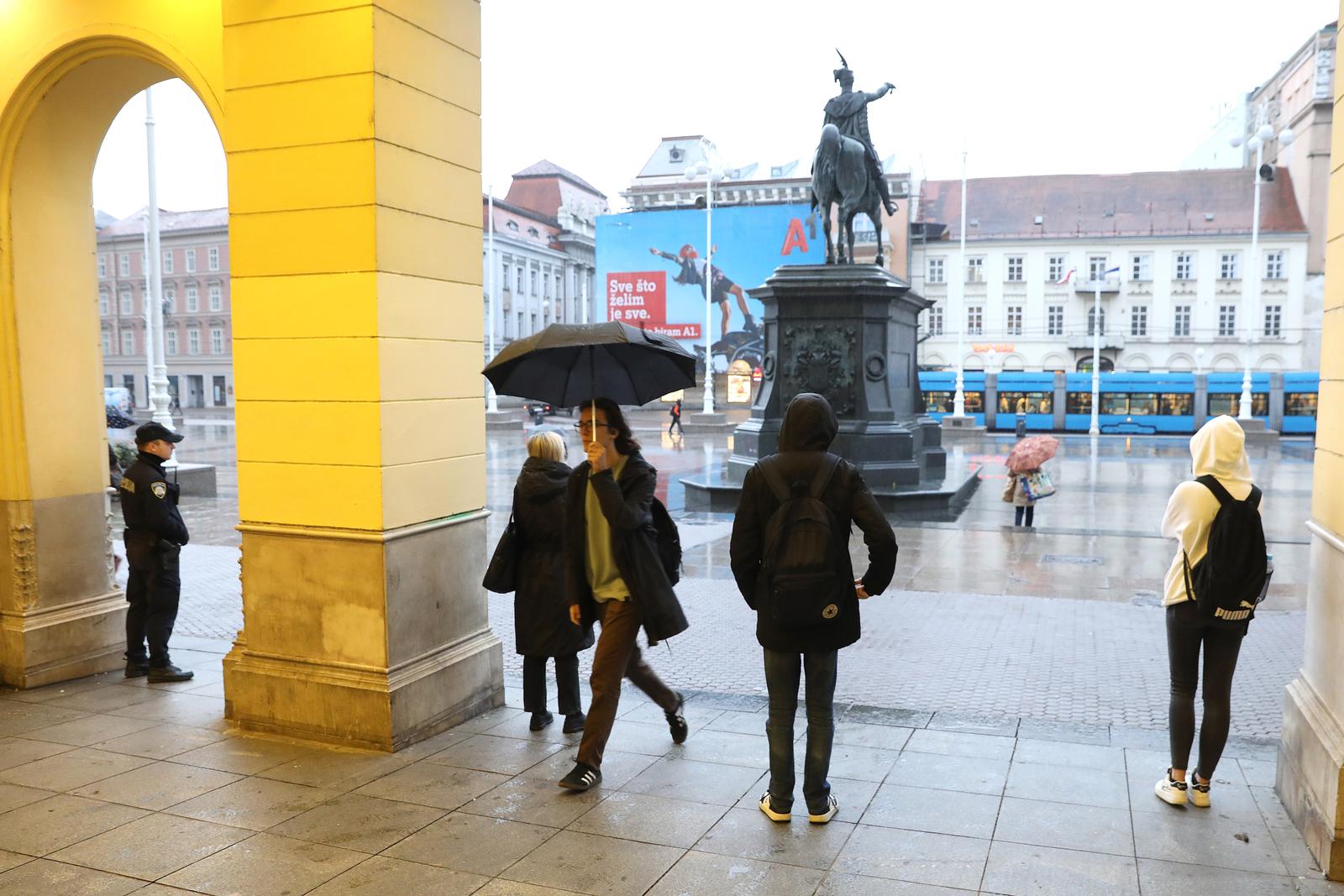17.11.2023., Zagreb - Jutarnja kisa natjerala je prolaznike u centru grada da zaklon potraze u prolazu Harmica. Jos jedna fronta zahvatila je nocas Hrvatsku i donijela kisu i zahladjenje.
 Photo: Patrik Macek/PIXSELL
