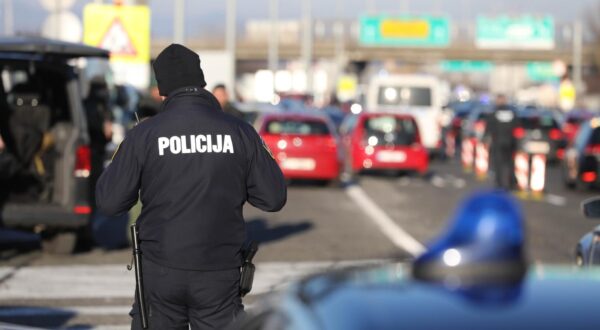 17.12.2023. Zagreb - Policija je docekala navijace Hajduka kod Luckog  Photo: Jurica Galoic/PIXSELL