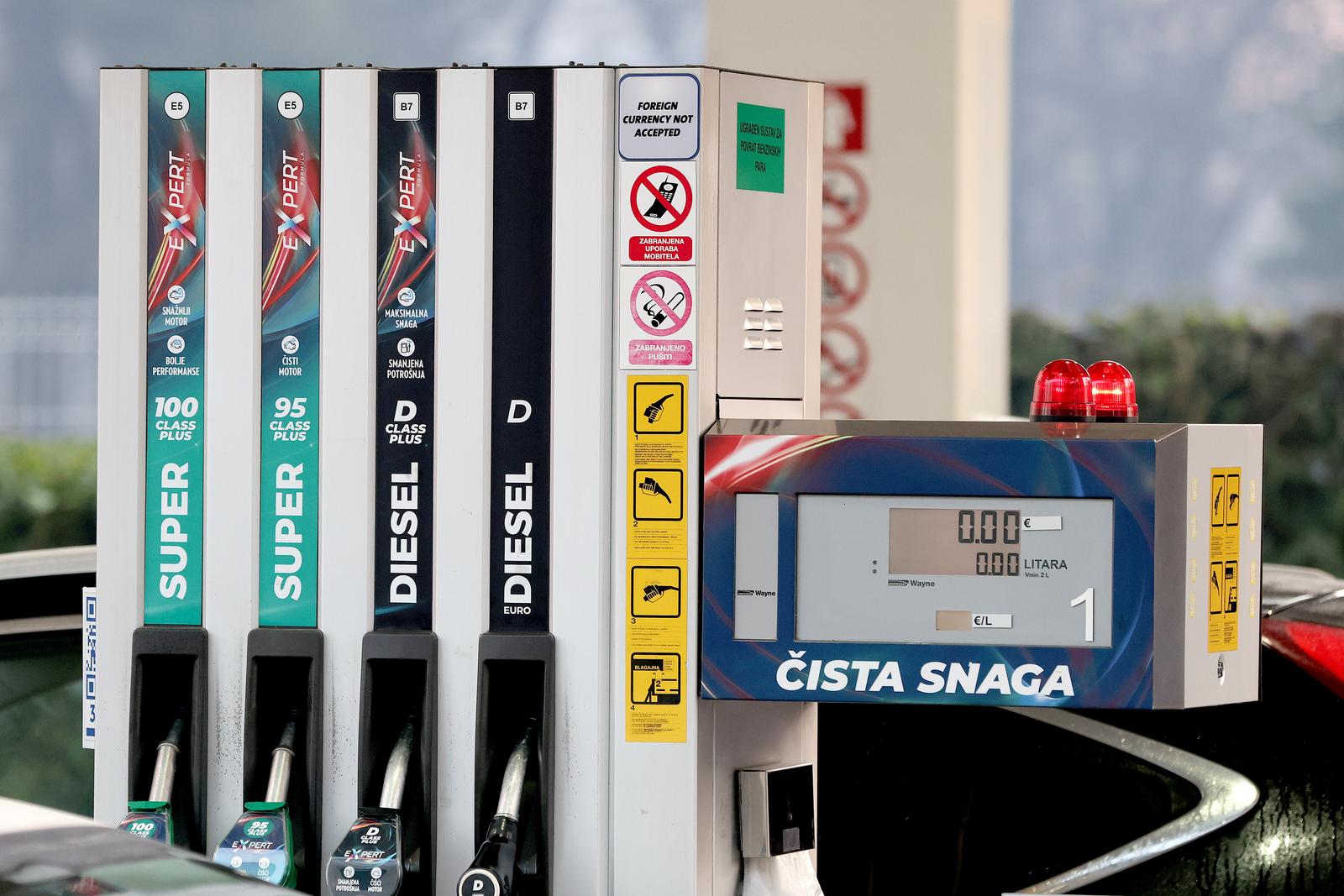 19.12.2023., Zagreb - Odlukom Vlade od ponoci su na benzinskim pumpama nize cijene goriva. Osnovni benzin kosta 1,38, a dizel 1,39 eura.
 Photo: Patrik Macek/PIXSELL