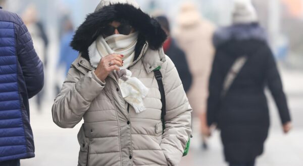 19.12.2023., Sarajevo, Bosna i Hercegovina - Zbog velikog zagadjenja zraka gradjeni na ulicama Sarajeva nose maske. Photo: Armin Durgut/PIXSELL