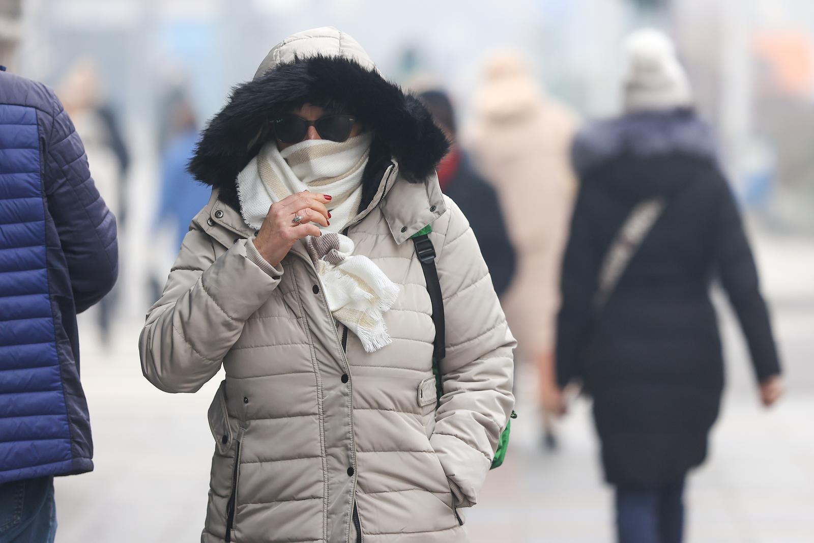 19.12.2023., Sarajevo, Bosna i Hercegovina - Zbog velikog zagadjenja zraka gradjeni na ulicama Sarajeva nose maske. Photo: Armin Durgut/PIXSELL