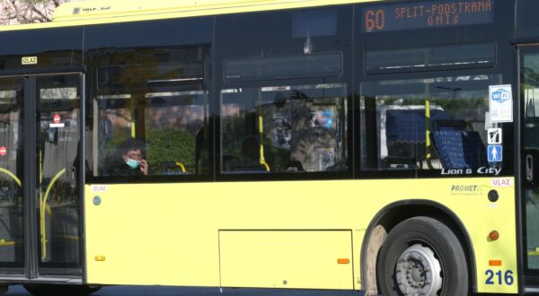 27.04.2020., Split - Gradski prijevoz ponovno je u prometu nakon olaksavanje mjera zastite od koronavirusa. rPhoto: Ivo Cagalj/PIXSELL