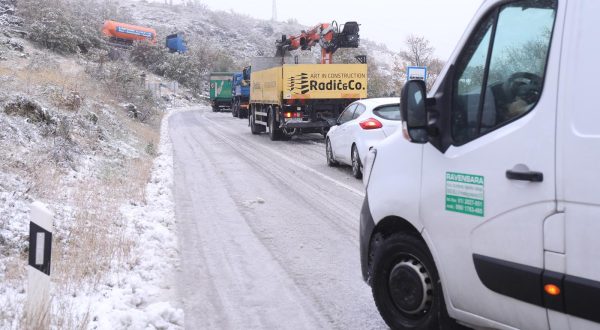 27.11.2013., Klis - Zimski uvjeti na prometnicama nadomak Splita. Policija regulira otezani promet zbog snijega, bure i poledice. Photo: Ivo Cagalj/PIXSELL