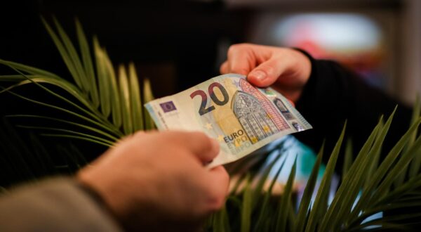29.12.2022., Zadar -  Od 1. sijecnja 2023. euro će postati sluzbena valuta u Hrvatskoj i nakon 29 godina zamijeniti kunu.  Photo: Sime Zelic/PIXSELL