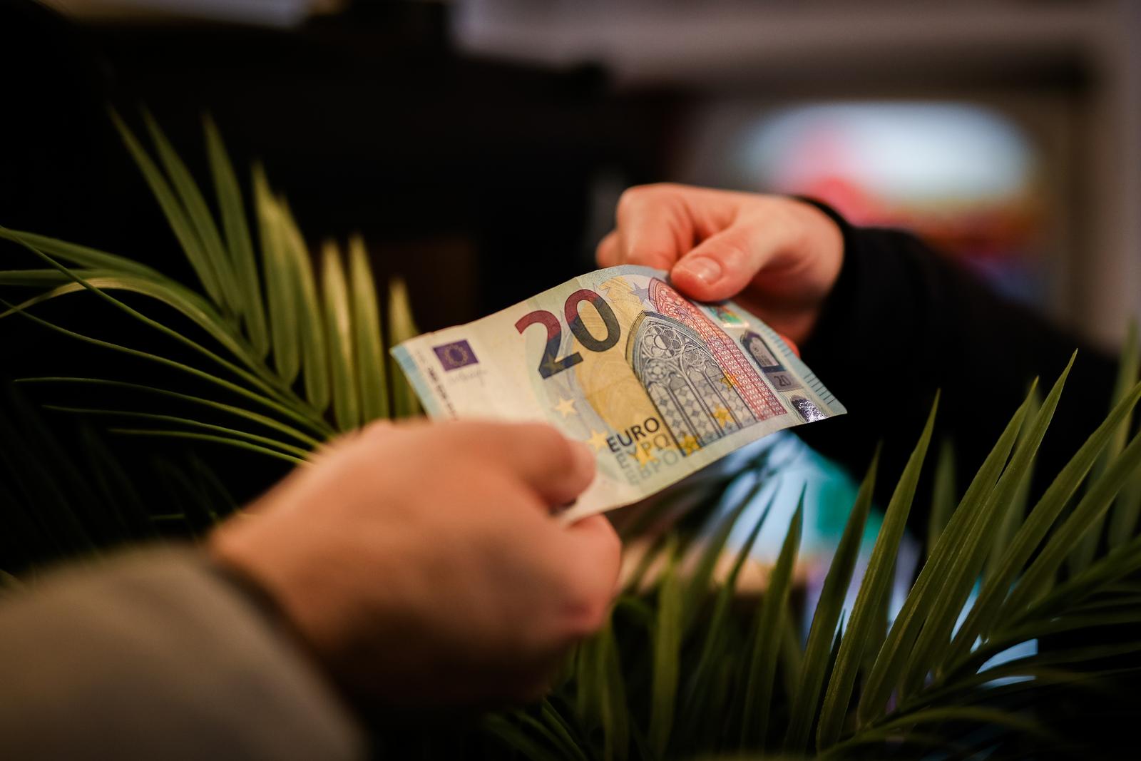 29.12.2022., Zadar -  Od 1. sijecnja 2023. euro će postati sluzbena valuta u Hrvatskoj i nakon 29 godina zamijeniti kunu.  Photo: Sime Zelic/PIXSELL