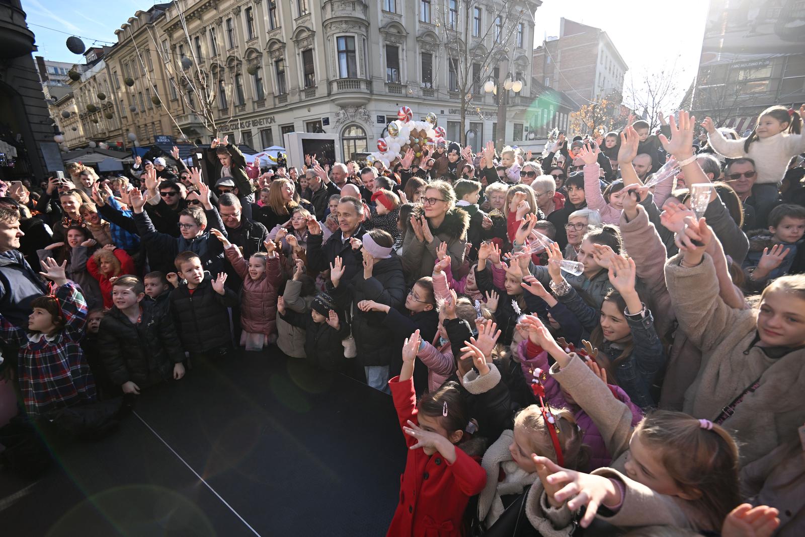 30.12.2023., Zagreb - Grad je u suradnji s Turistickom zajednicom prvi puta organizirao i podnevni docek za najmladje, koji su uz nastup Dine Jelusica na Cvjetnom trgu, zabavljali se plesuci uz  akrobate. Photo: Marko Lukunic/PIXSELL