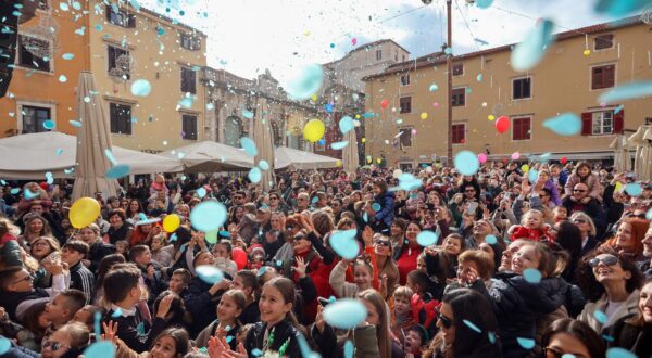 31.12.2023., Zadar - Pustanjem balona sa helijem najmjadji su usli u Novu godinu. Photo: Sime Zelic/PIXSELL