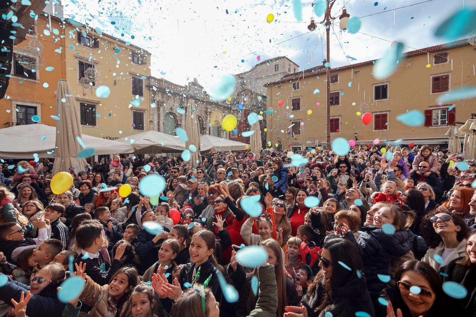 31.12.2023., Zadar - Pustanjem balona sa helijem najmjadji su usli u Novu godinu. Photo: Sime Zelic/PIXSELL
