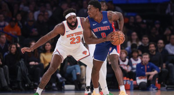 Nov 30, 2023; New York, New York, USA; New York Knicks guard Donte DiVincenzo (0) shields the ball from New York Knicks center Mitchell Robinson (23) during the first half at Madison Square Garden. Mandatory Credit: Vincent Carchietta-USA TODAY Sports Photo: Vincent Carchietta/REUTERS