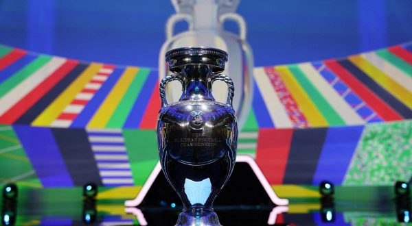 FILE PHOTO: Soccer Football - Euro 2024 Qualifying Draw - Festhalle, Frankfurt, Germany - October 9, 2022 The European Championship trophy is seen before the draw REUTERS/Kai Pfaffenbach/File Photo Photo: Kai Pfaffenbach/REUTERS