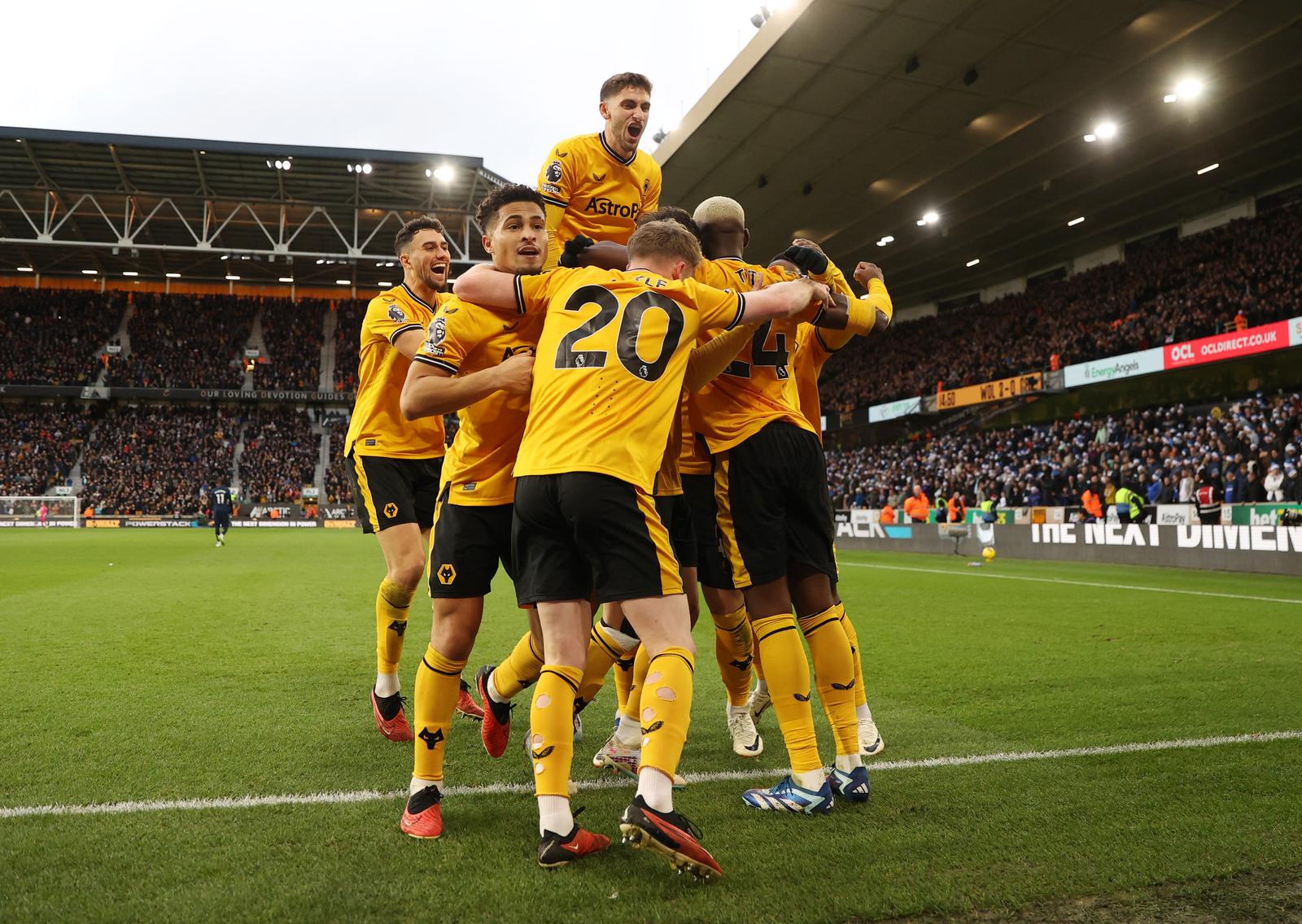 Soccer Football - Premier League - Wolverhampton Wanderers v Chelsea - Molineux Stadium, Wolverhampton, Britain - December 24, 2023 Wolverhampton Wanderers' Matt Doherty celebrates scoring their second goal with Hugo Bueno, Joao Gomes and teammates REUTERS/Carl Recine NO USE WITH UNAUTHORIZED AUDIO, VIDEO, DATA, FIXTURE LISTS, CLUB/LEAGUE LOGOS OR 'LIVE' SERVICES. ONLINE IN-MATCH USE LIMITED TO 45 IMAGES, NO VIDEO EMULATION. NO USE IN BETTING, GAMES OR SINGLE CLUB/LEAGUE/PLAYER PUBLICATIONS. Photo: Carl Recine/REUTERS