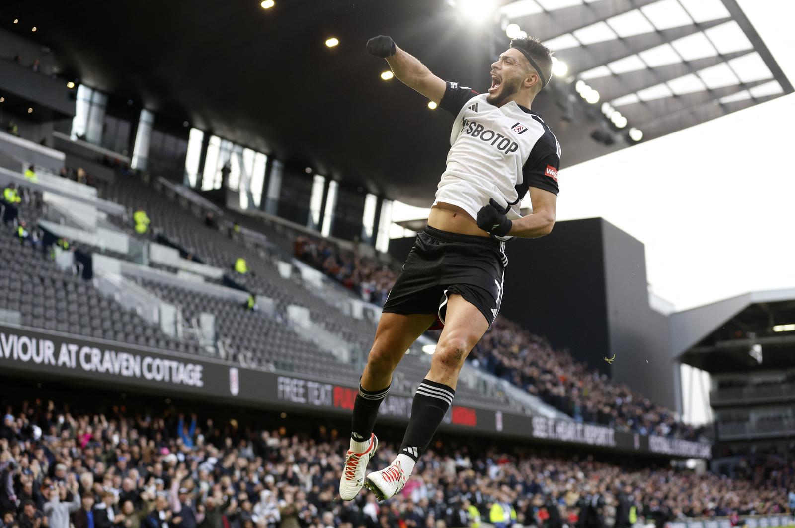 Soccer Football - Premier League - Fulham v Arsenal - Craven Cottage, London, Britain - December 31, 2023 Fulham's Raul Jimenez celebrates scoring their first goal Action Images via Reuters/Peter Cziborra NO USE WITH UNAUTHORIZED AUDIO, VIDEO, DATA, FIXTURE LISTS, CLUB/LEAGUE LOGOS OR 'LIVE' SERVICES. ONLINE IN-MATCH USE LIMITED TO 45 IMAGES, NO VIDEO EMULATION. NO USE IN BETTING, GAMES OR SINGLE CLUB/LEAGUE/PLAYER PUBLICATIONS. Photo: Peter Cziborra/REUTERS
