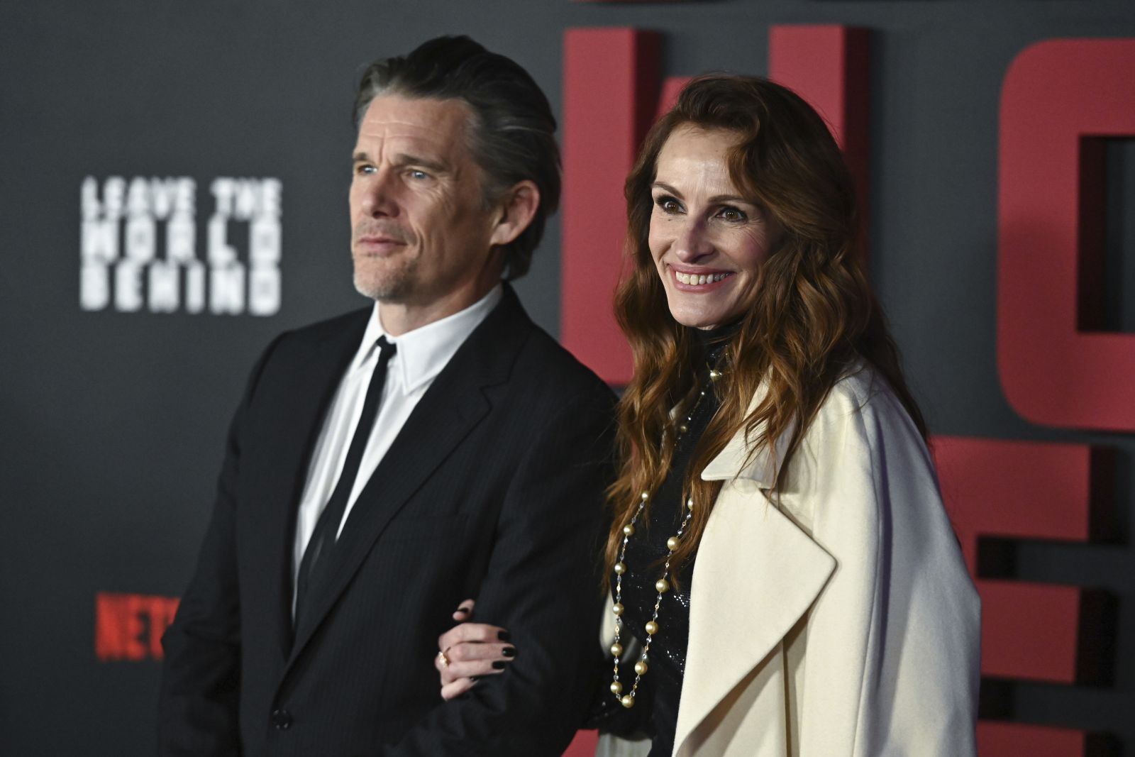 Photo by: NDZ/STAR MAX/IPx 2023 12/4/23 Ethan Hawke and Julia Roberts at the premiere of 'Leave the World Behind' on December 4, 2023 in New York City.