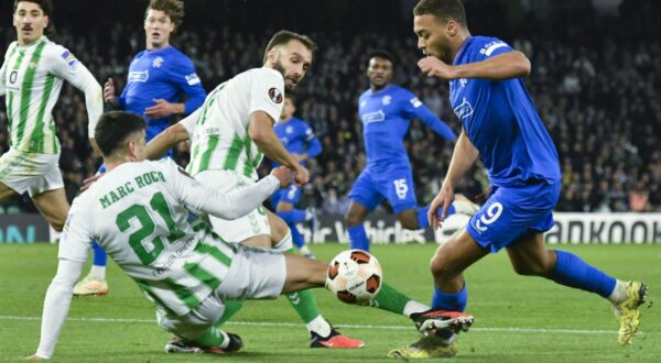 epa11029935 Betis' defender Marc Roca (L) in action against Rangers' striker Cyriel Dessers (R) during the UEFA Europe League group C soccer match between Real Betis and Glasgow Rangers, in Seville, Andalusia, Spain, 14 December 2023.  EPA/Raul Caro